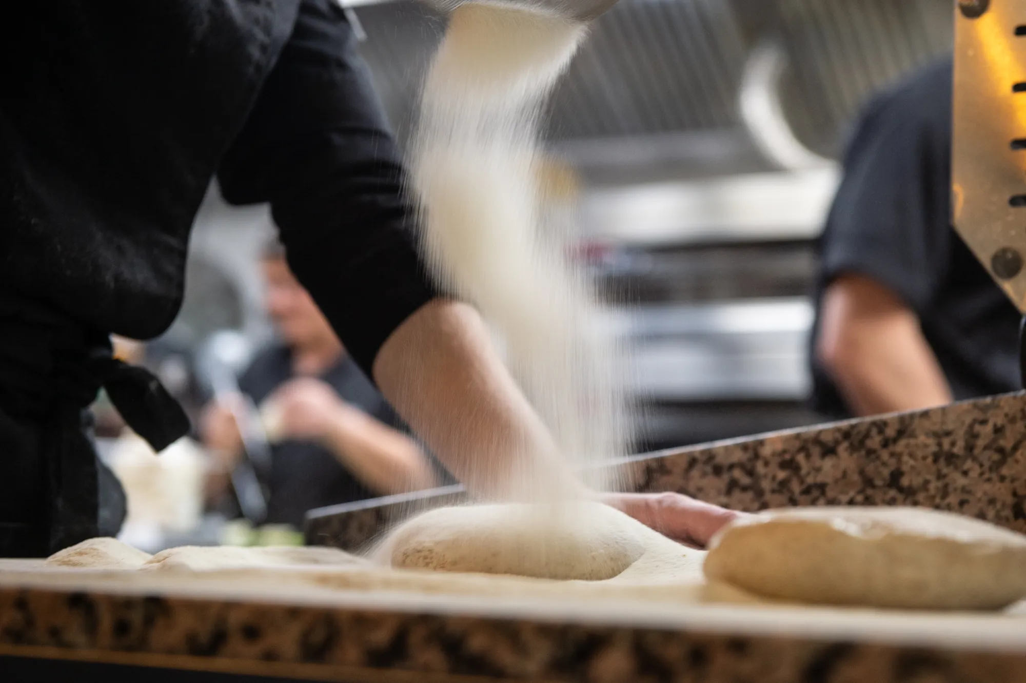 Préparation d'une pizza artisanale Pizz'à Vitto